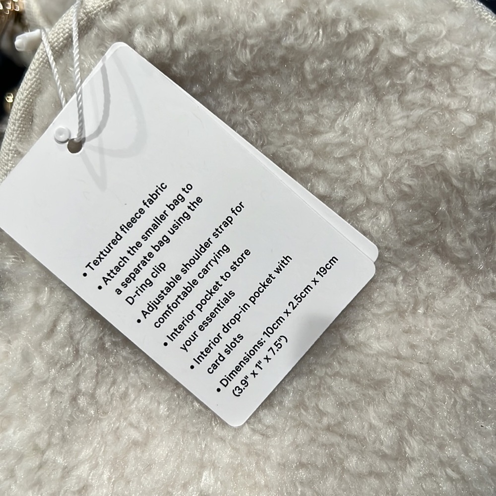LULULEMON modular phone crossbody white fleece phone carrier. - Picture 7 of 10